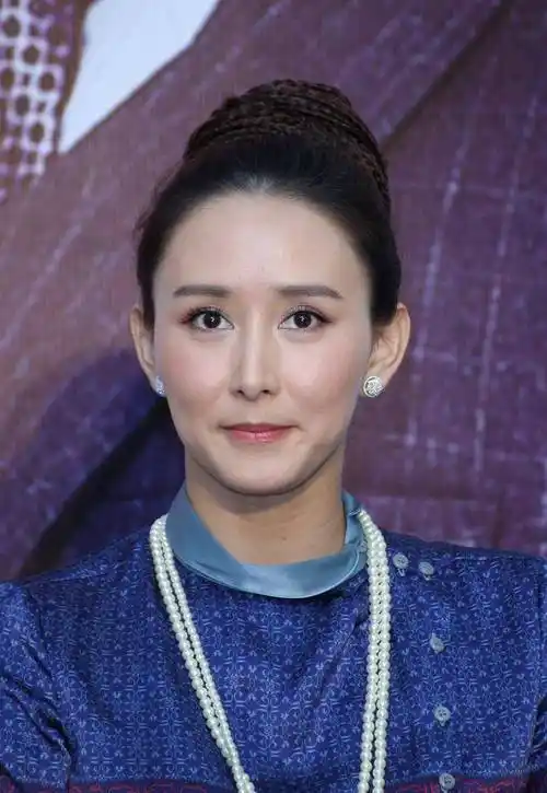 换发型堪比毁容!胡静剪空气刘海变油腻,一身粉衣穿出大妈气质