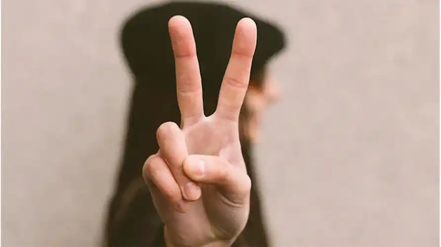 拍照比剪刀手指纹会泄露是真的吗?来看看专家解答