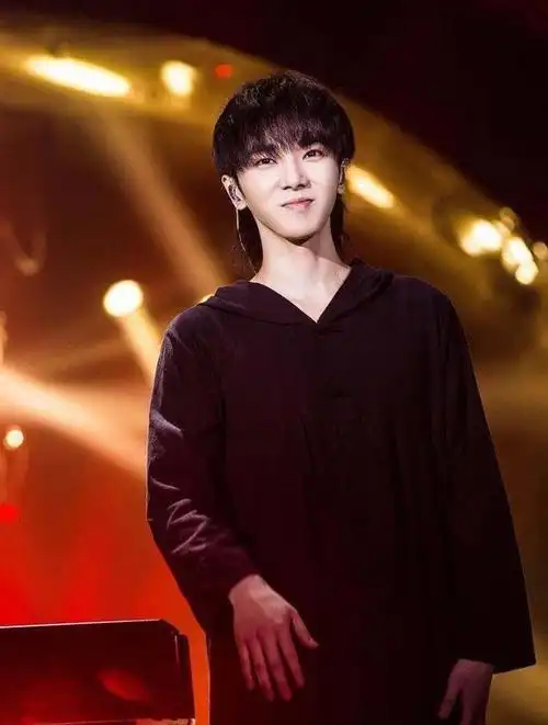 华晨宇在《歌手》的三大"高光时刻",震撼横跨两届比赛