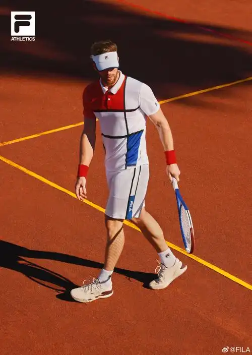 fila tennis系列套装,经典红白蓝撞色设计,唤「型」运动状态;专业