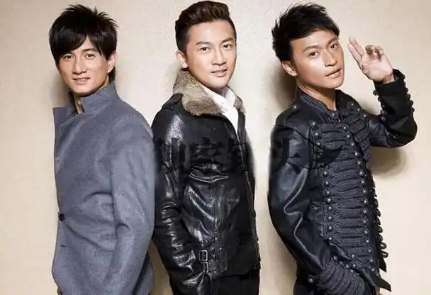 解散后,由于分属三家不同的公司,吴奇隆,苏有朋,陈志朋同框的次数屈指