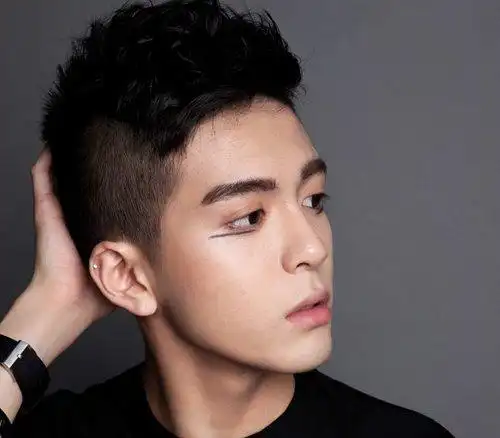 男生发型 男生短发 >> 寸头发型能修颜也能调整发际线 从高额头男生做