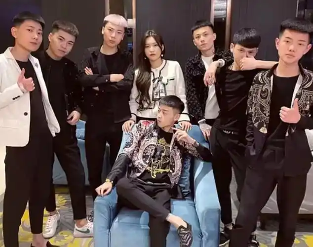 是一群满身"纹身",穿着紧身裤,豆豆鞋,在网上自称"社会人"的滑稽群体