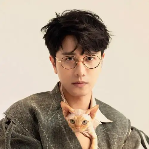 看了阳光之下我get到了彭冠英的帅