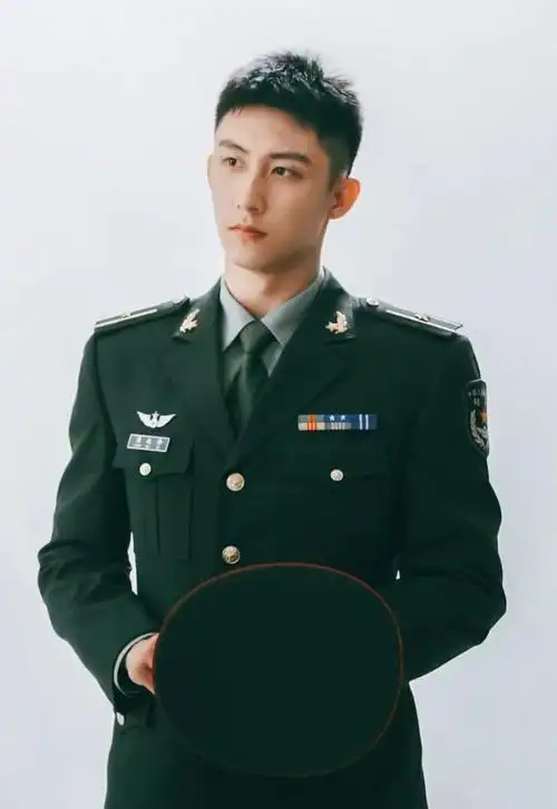 黄景瑜新剧上演制服杀!除了《上瘾》,海陆空硬气军装照刷屏,好a