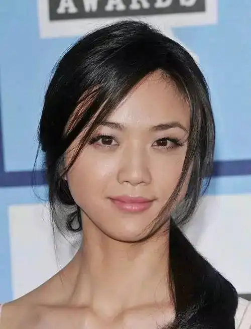 菱形脸指颧骨和下颌骨棱角都比较明显的脸型,代表女星:汤唯