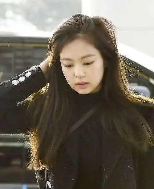 金钟仁女友金智妮穿3万8外套机场秀,一身黑太老气,这钱花的不值