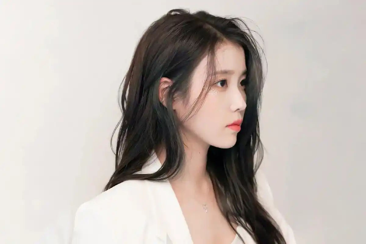 分享一波电脑和手机壁纸～#iu #美女 #壁纸 #音乐 #爱 - 抖音