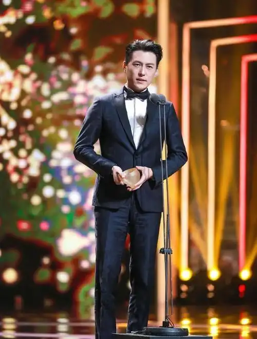 44岁靳东帅到炸裂!穿中山装梦回"明楼" 大背头化身霸道总裁