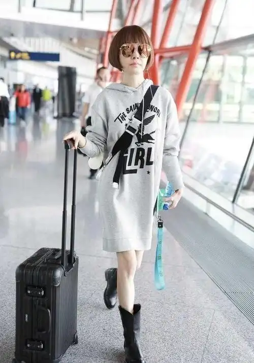 鲁豫机场穿搭有看点,身穿宽松卫衣,辨识度好高