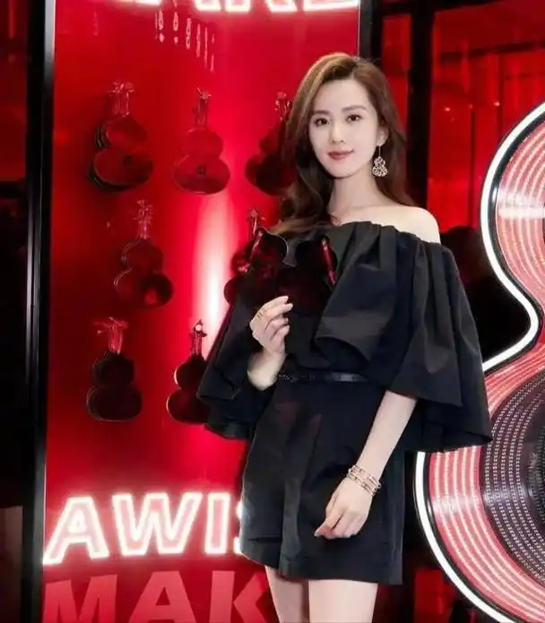 刘诗诗穿黑色一字肩连体短热裤,秀美腿.刘诗诗真是优雅女神,穿 - 抖音