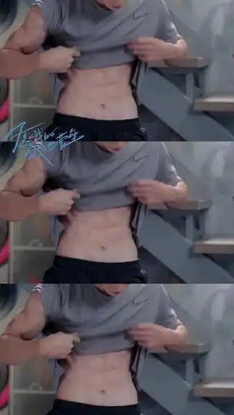 而白敬亭也通过健身塑造出了好身材,不像之前那样看起来瘦瘦弱弱的