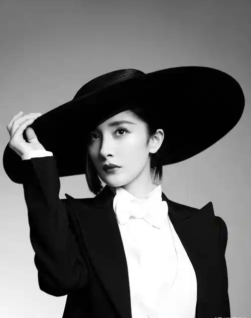 杨幂亮相嘉人女性影响力之夜造型,穿着高定礼服套装,半面公主切搭配宽