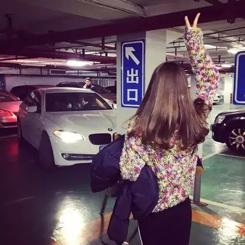 女生头像 背影 剪刀手 长发 by:何处遇你