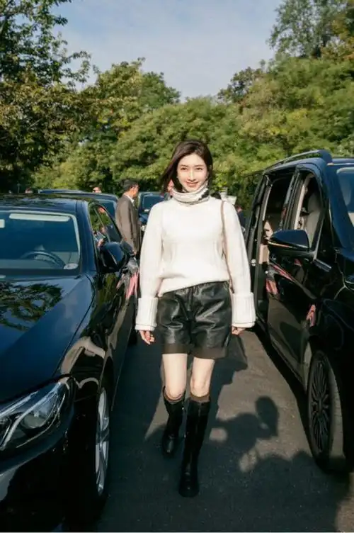 江疏影时尚摩登造型出席时装周宽松毛衣配短裤小露超模漫画腿