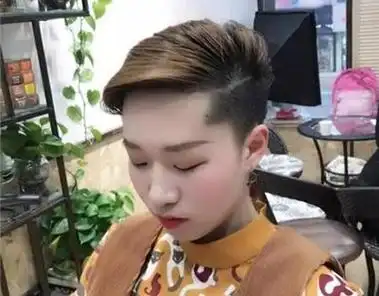 如此酷帅大胆的女生剃鬓角卷发发型,与成熟妩媚完美结合,让国字脸女士