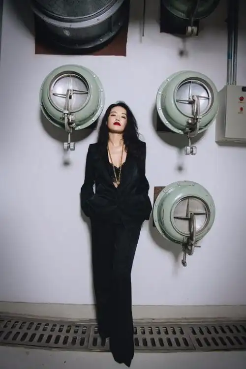 45岁舒淇慵懒吸烟装造型曝光 电影感十足