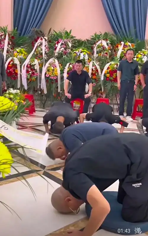 汪洋与小豹来到杨少华的吊唁大厅后,行了跪拜大礼