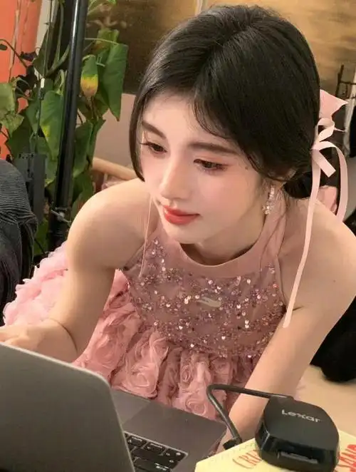 最近鞠婧祎在自己的社交平台上公布了一组自己的花絮照,只见她在照片