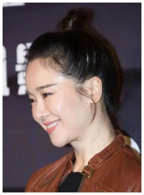 左小青42岁风韵犹存,女儿长得像妈妈,嫁大20岁富豪生活幸福