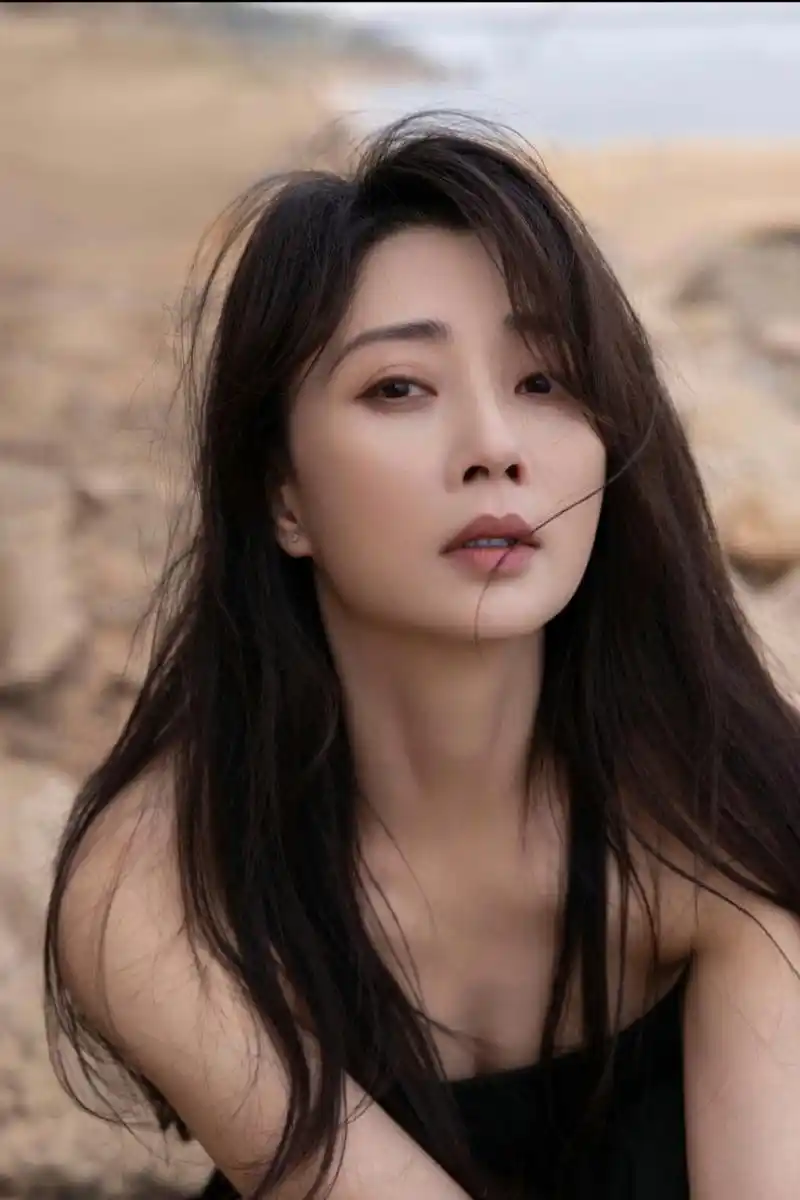 殷桃身材真的很好,除了有钱外,她一定在不拍戏的时候常常健身和运动