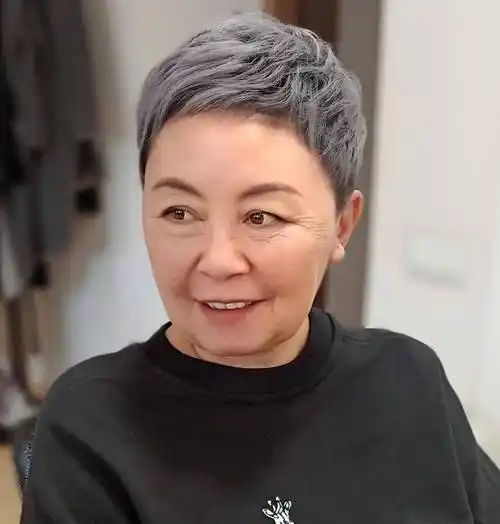 白发多_短发_老年人