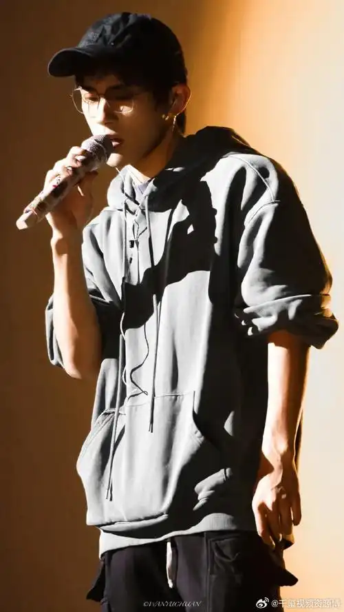 置顶#易烊千玺#每日幸福 1!收藏起来当壁纸!