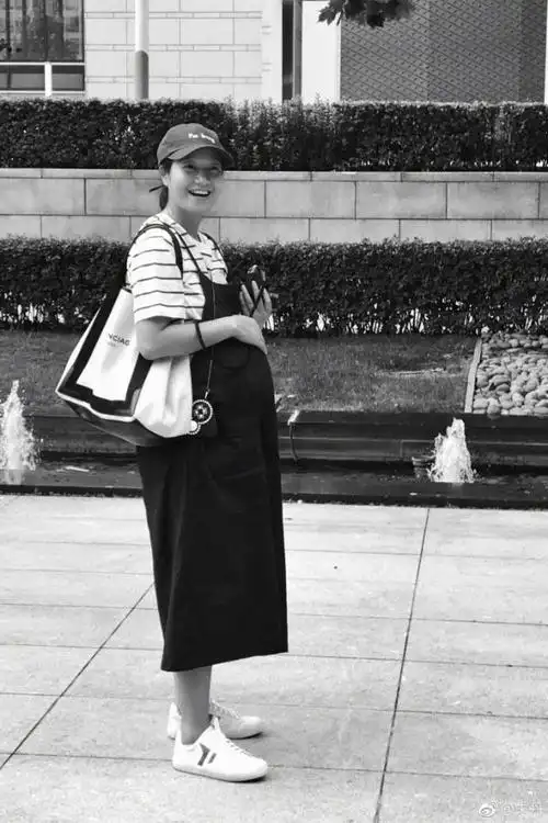 朱丹素颜出镜晒大肚孕照网友是不是双胞胎