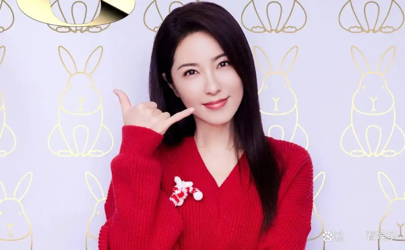 曾黎亮相上海时装周,红色套装惊艳全场!时尚与魅力并存让人窒息