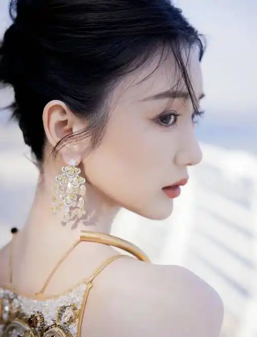 女明星毛晓彤时尚写真:如花似玉,公主气质