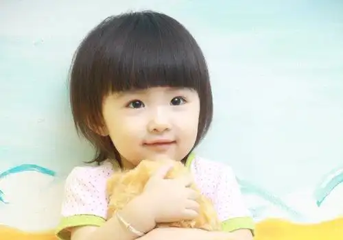 1岁小女孩齐刘海短发发型1岁的小女孩做什么样的发型好看?