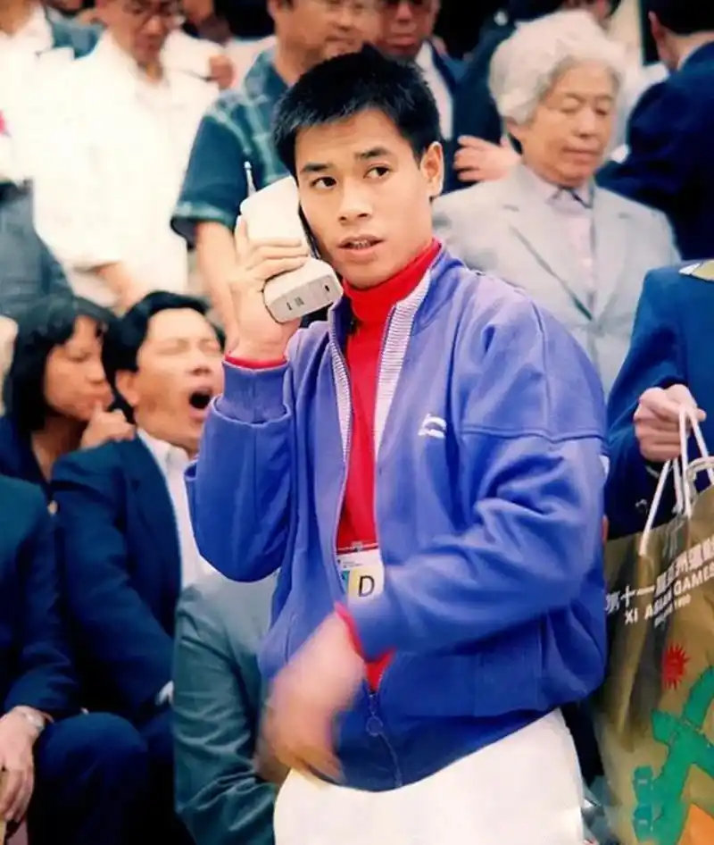 1989年,他创立了个人"李宁"体育用品公司,目前是耐克和阿迪达斯在中国