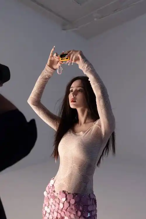 古力娜扎身穿白色摇粒绒,杂志花絮流出_造型_发型_选择了