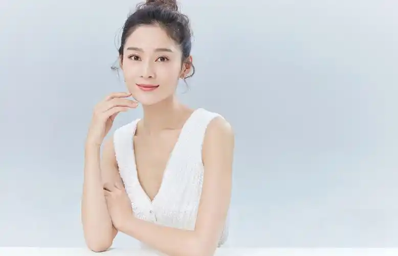 王媛可清丽脱俗代言写真图片