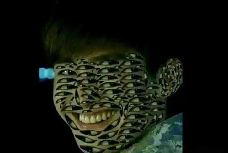 从照片上我们可以看到张翰的眼睛被p的满脸都是,很多有密集恐惧症的人