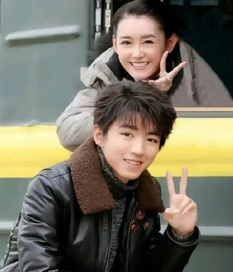 王俊凯跟蒋依依应该两三年前就被传过恋爱绯闻了吧,除了一点点同款