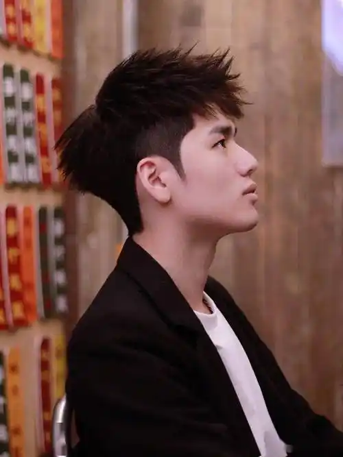 两侧铲短pk男士碎发你更喜欢哪一种请说出喜欢他们得优点