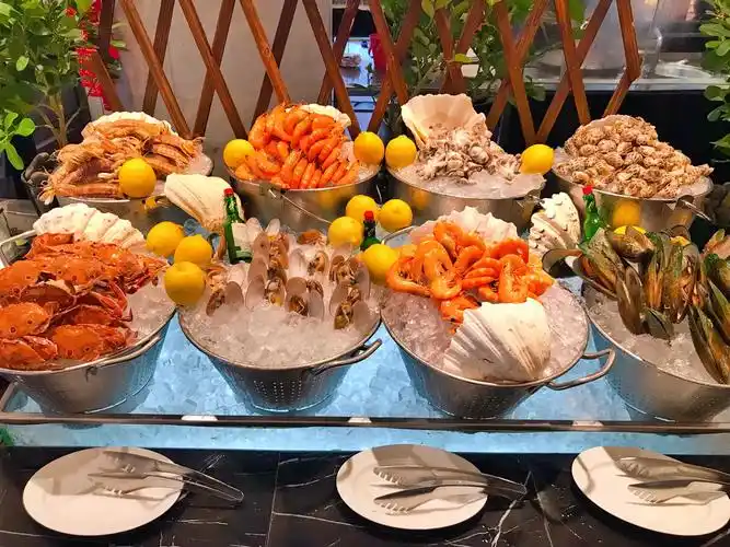 广州琶洲保利洲际酒店海鲜自助餐螃蟹02三文鱼刺身大虾味道好吃环境