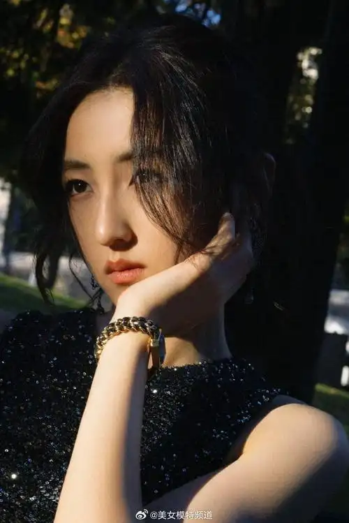 张子枫慵懒法式风写真释出着简约无袖上衣搭裤装彰显气质