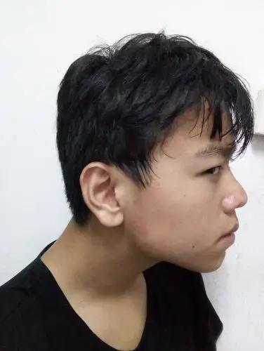 大神看看,这尼玛算不算是塌鼻梁,总觉得很低.