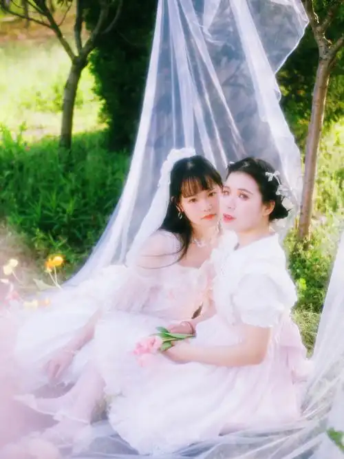 姐妹生日闺蜜照被我拍成cp情侣味