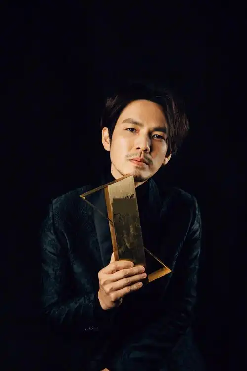 44岁钟汉良蓄胡子啦留了一个八字胡秒变潮叔帅到60岁都没问题