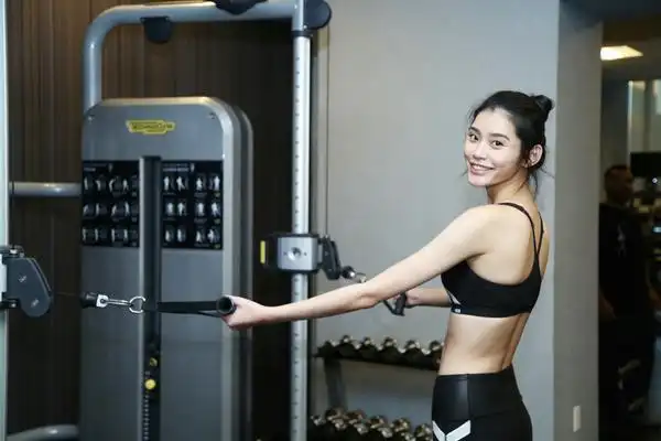 奚梦瑶备战维秘大秀 健身为"天使翅膀"做准备