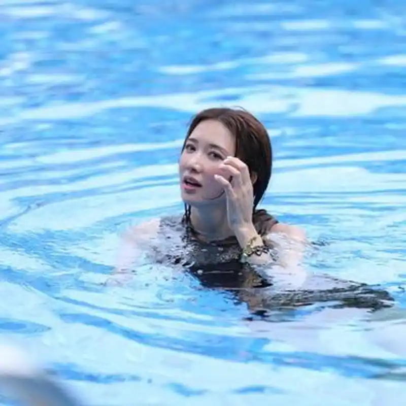 林志玲入浴照性感又健康,感觉她应该是一直在坚持锻炼,身体线条非常