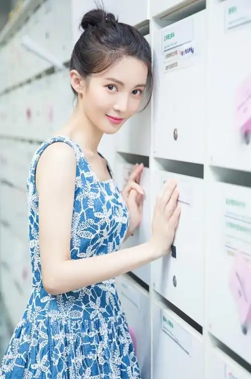 金晨开学季清新写真丸子头连衣裙穿梭校园