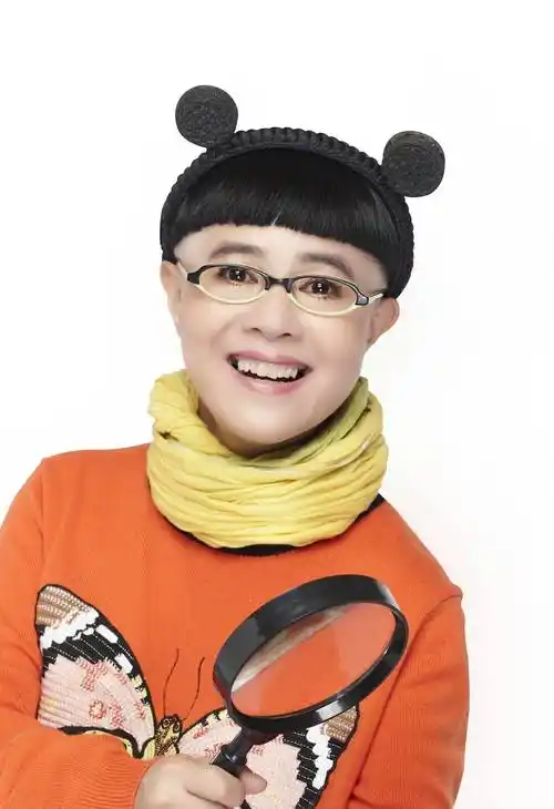 57岁金龟子当外婆,爱女晒全家福官宣"卸货",新生儿似外公王宁