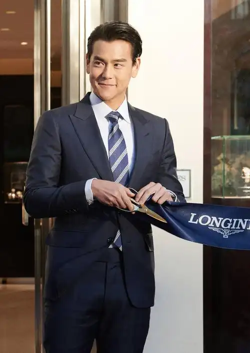 型男彭于晏身穿亮黑色西装尽显成熟魅力男神的肌肉线条真man