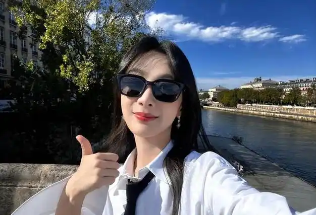 杨紫最新造型曝光,穿露脐装大秀蚂蚁腰,嘟嘴卖萌少女感十足