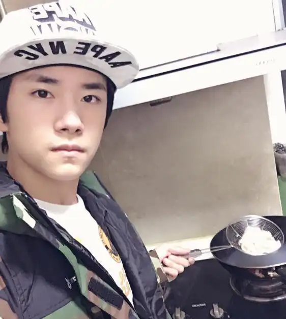 看看易烊千玺的豪宅,装修虽然简单却非常温馨,还经常在家做饭