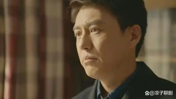 靳东饰演的马嘉,是江大第一附属医院心胸外科的副主任,是整个医院的